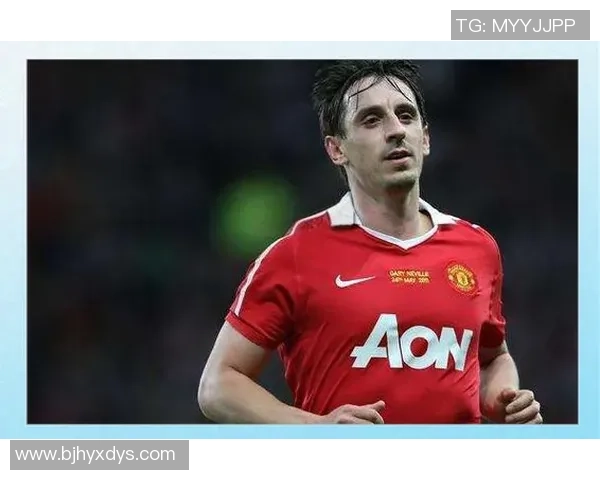 足球明星身着黑色足球服的神秘身份揭晓与背后的故事